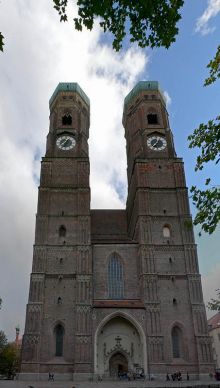 А на фотографии и не видно, что одна башня выше другой на 12 см...