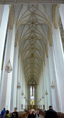 Крышу поддерживают 22 колнны (Германия)