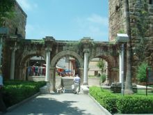 Старинные арки ведущие в старую часть Антальи (Турция)