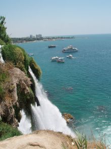 Анталья. Водопад, впадающий в Средиземное море (Турция)