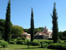 Сад терпимости в Кадрие: на одной территории мусульманский, христианский и иудейский храмы. (Турция)