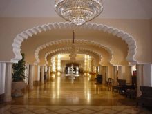 В холле отеля DELPHIN PALACE (Турция)