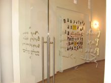 Приветственные слова «Мир Вам» на 8 языках на входных дверях церкви (Одесса и область)