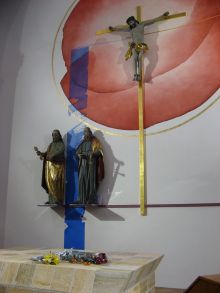 Алтарная стена: Распятие и фигуры апостолов Петра и Павла (Одесса и область)