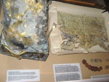 Грамота о закладке фундамента Кирхи в 1895г. (справа) и сундучок, в котором хранилась грамота, был повреждён при извлечении в 2008г. (слева) (Одесса и область)