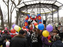 Концерт в горсаду. Эмблема Юморины — морячок со спасательным кругом (Одесса и область)