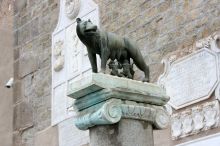 Волчица, скормившая основателей Рима Ромулуса и Ремуса (Рим)