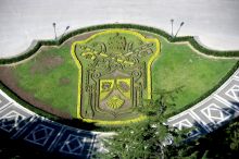 Герб Ватикана сделан в виде клумбы. Вид со смотровой площадки Собора Св. Петра (Рим)