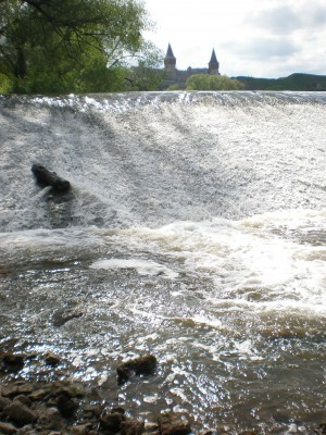 Быстрая речка Смотрич, опоясывающая каньон вокруг крепости (Каменец-Подольский)