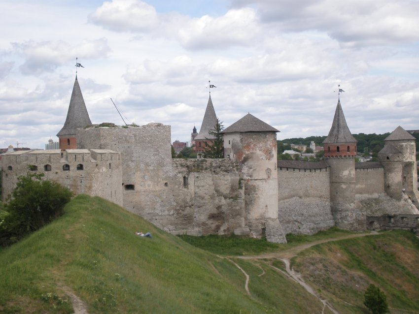 Фото достопримечательностей Каменец-Подольского: Земляные валы и Каменец-Подольская крепость