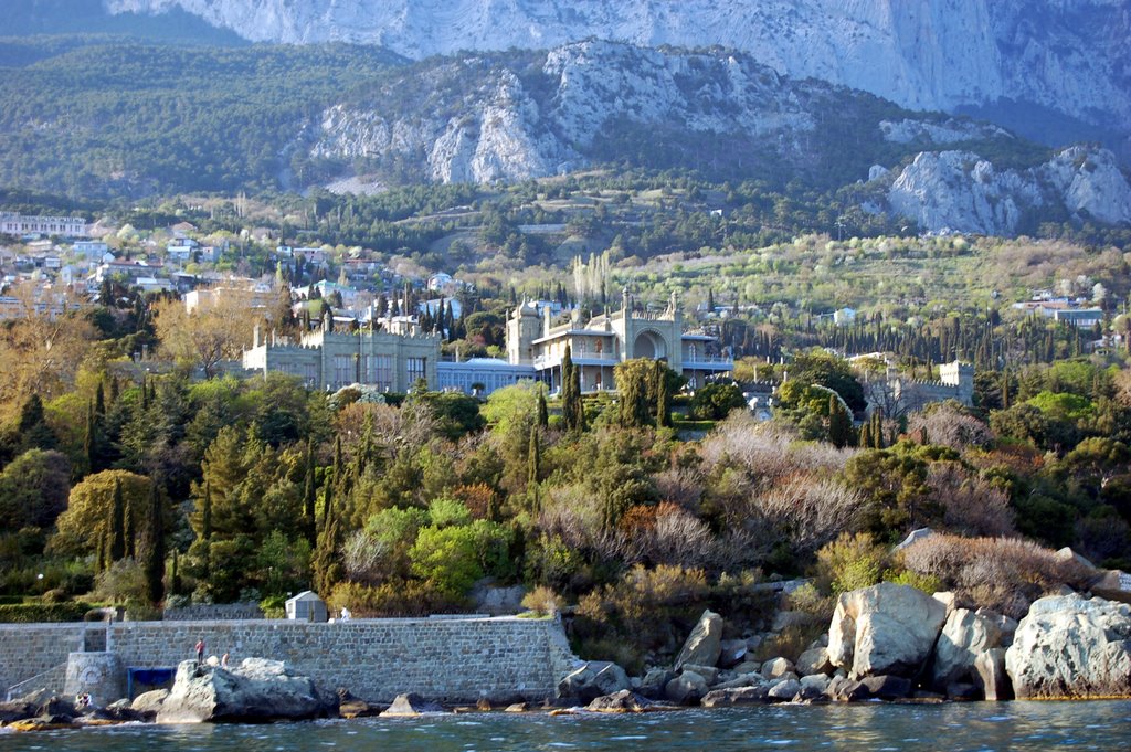 Фото достопримечательностей Крыма и ЮБК: Воронцовский дворец и парк &mdash; общий вид с моря