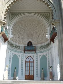 Внутренняя часть арки южного фасада дворца. Альгамбра (Крым)