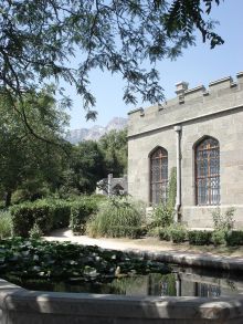 Парк при Алупкинском дворце. Пруд с лилиями (Крым)