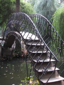 Горбатый мостик - романтичное место в парке (Харьков и область)