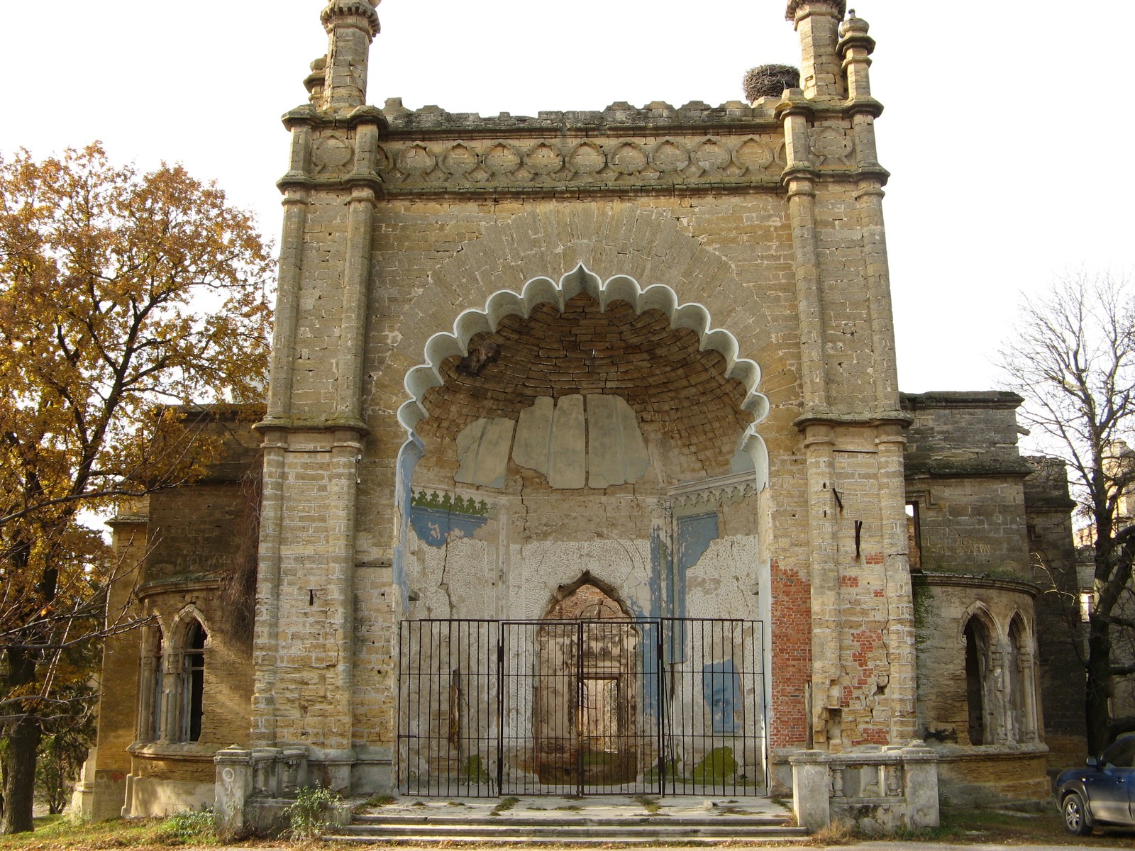 Фото достопримечательностей Одессы и Одесской области: Восточный фасад Курисовского замка. Очень похож на Южную часть Алупкинского дворца