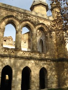 Юго-восточный фасад. Сверху герб Курисов и герб Гижицких (из рода Гижицких была жена Ивана Ираклиевича) (Одесса и область)