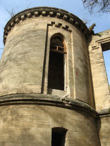 Круглая башня крупным планом. Рядом виден водосток в виде головы дракона (Одесса и область)