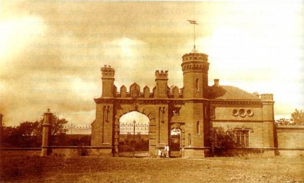 Фото достопримечательностей Одессы и Одесской области: К замку вели ворота в такой же архитектуре как и замок. Ныне ворота и ограда бесследно исчезли. Фото из книги О.Свирина, В. Михальченко "Да будет правда" 2005 г.