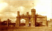 К замку вели ворота в такой же архитектуре как и замок. Ныне ворота и ограда бесследно исчезли. Фото из книги О.Свирина, В. Михальченко "Да будет правда" 2005 г. (Одесса и область)