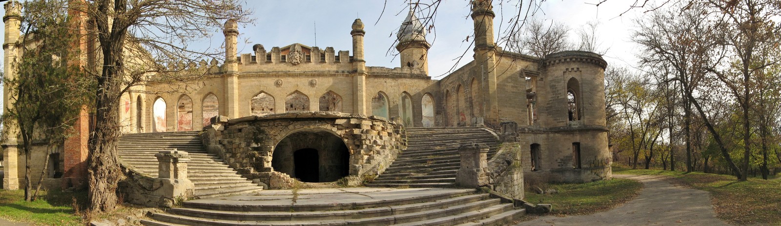 Фото достопримечательностей Одессы и Одесской области: Панорама южного фасада замка с двухмаршевыми лестницами