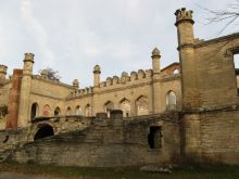 Остатки перил от лестницы лежат на земле