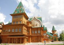 Коломенский дворец полюбили все последующие правители России. При Петре I под дворец был подведен новый фундамент.
 (Москва и Подмосковье)