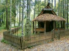 Избушка на курьих ножках и каменная баба, привезенная из Харьковской губернии