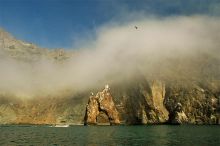 Скала «Золотые ворота» под туманным облаком (Крым)