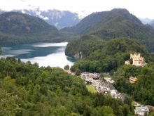 Вид на окрестности и замок Хоэншвангау (Германия)