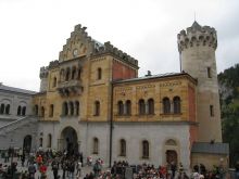 В замке Нойшванштайн всегда полно народу (Германия)