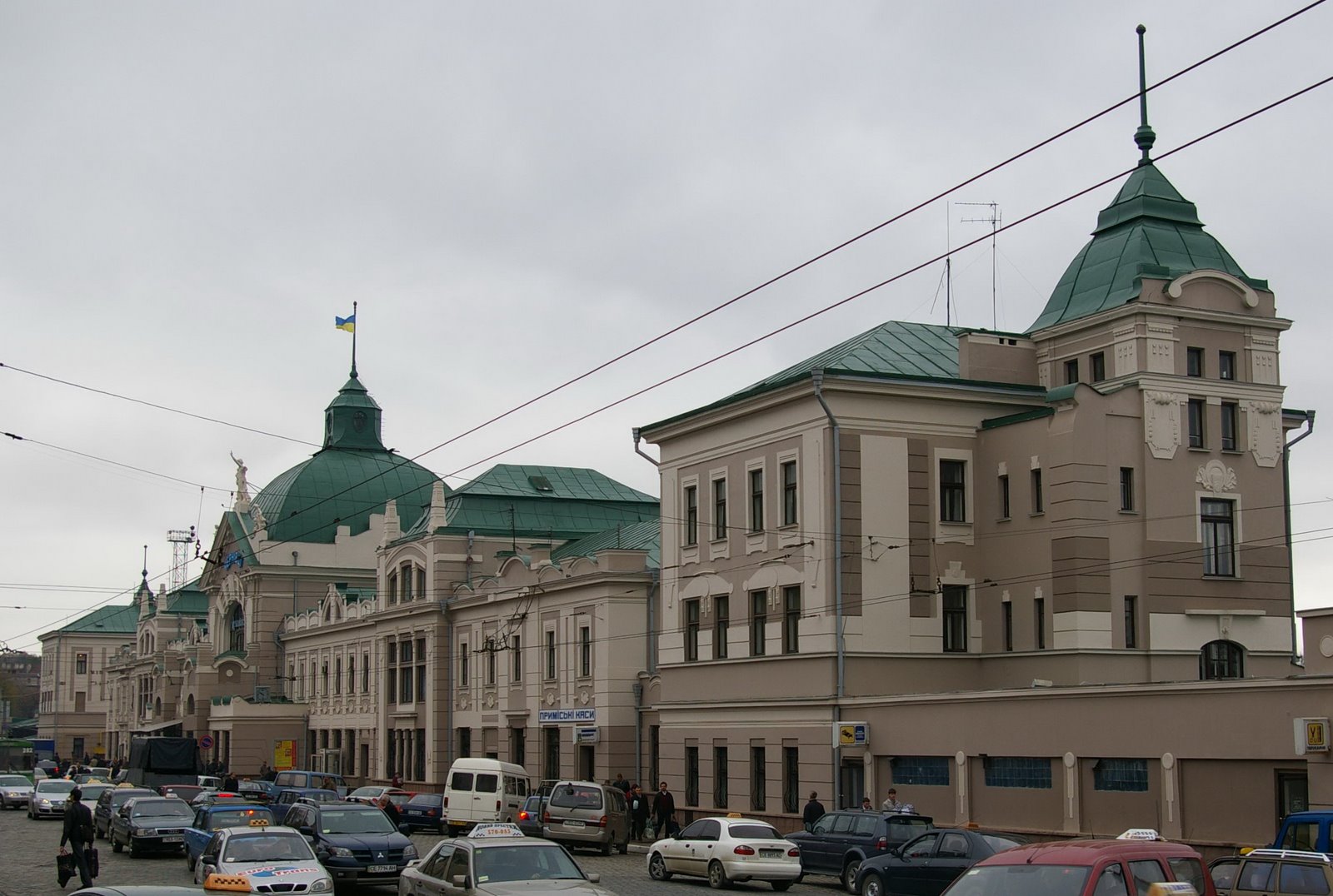 Фото достопримечательностей Черновцов: Железнодорожный вокзал в Черновцах. Памятник архитектуры 1908 г.