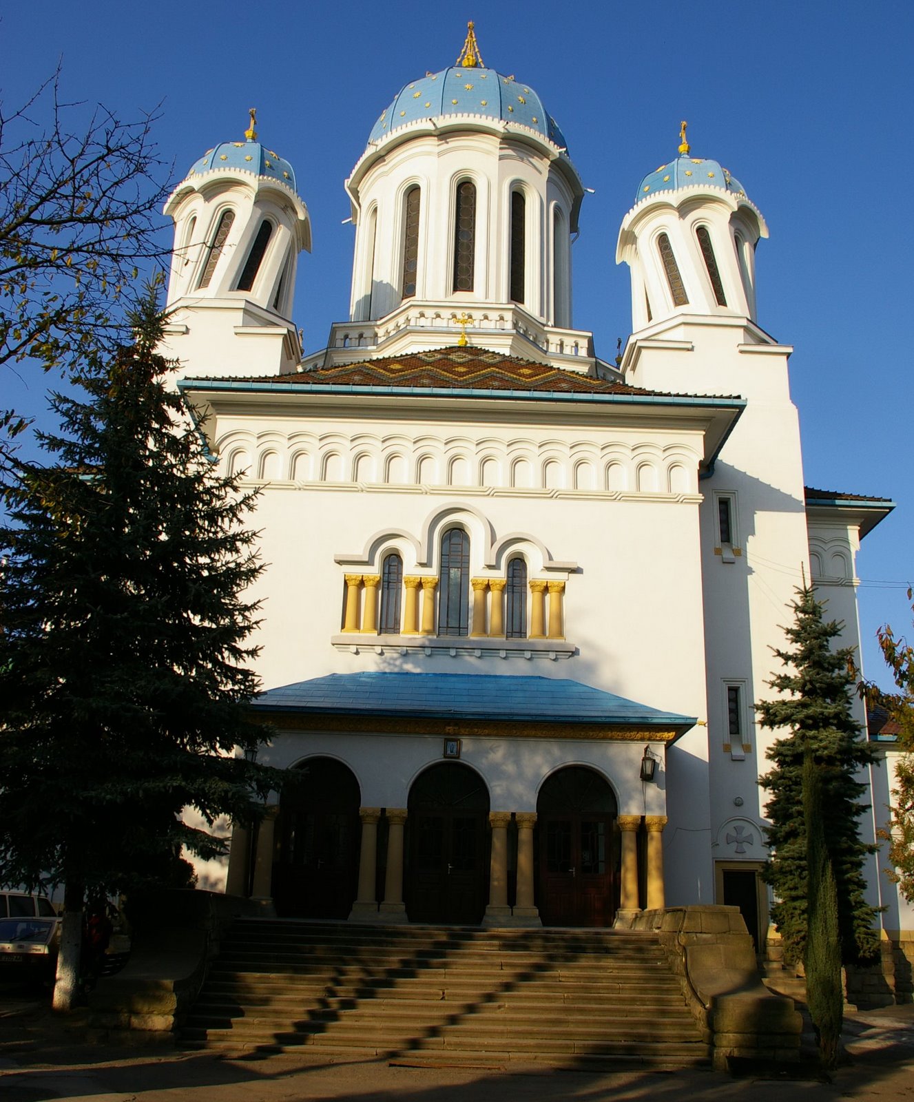 Фото достопримечательностей Черновцов: Свято-Николаевская церковь в Черновцах (в простонародье «пьяная»)