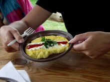 Яичница из страусиного яйца. По вкусу почти как куриное, только вот одного хватает на 10 порций (Киев и область)