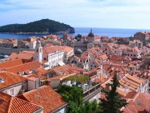 Вид город Дубровник и остров Локрум (Хорватия)