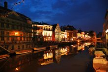 Канал вночи. Экскурсионные лодки отдыхают, чтобы прокатить утром новых туристов (Бельгия)