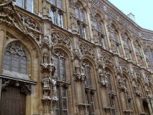 Детали фасада на городской готической ратуше (Бельгия)