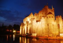 Замок Гравенстин, подсвеченный ночью (Бельгия)