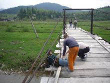 Подвесной мост в селе Ясеница, прямо на котором ребятня ловит рыбу (Карпаты и Закарпатье)