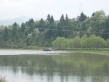 Обнаружился КАМАЗ, едущий прямо вдоль течения реки, видимо это лучший вариант, чем по разбитым дорогам (Карпаты и Закарпатье)