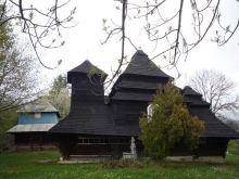 Старинная деревянная Михайловская церковь в селе Ужок (Карпаты и Закарпатье)