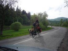 На дороге попались туристы на весьма странных велосипедах (Карпаты и Закарпатье)