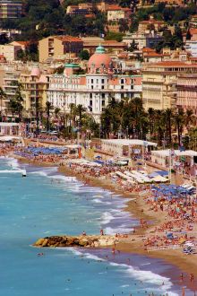 Отель Негреско и прилегающий к нему пляж