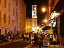 Старая часть Ниццы. Впереди часовая башня