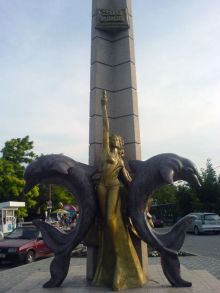 Памятник в центре Кирилловки. Установлен к 200-летию поселка. (Запорожская область)