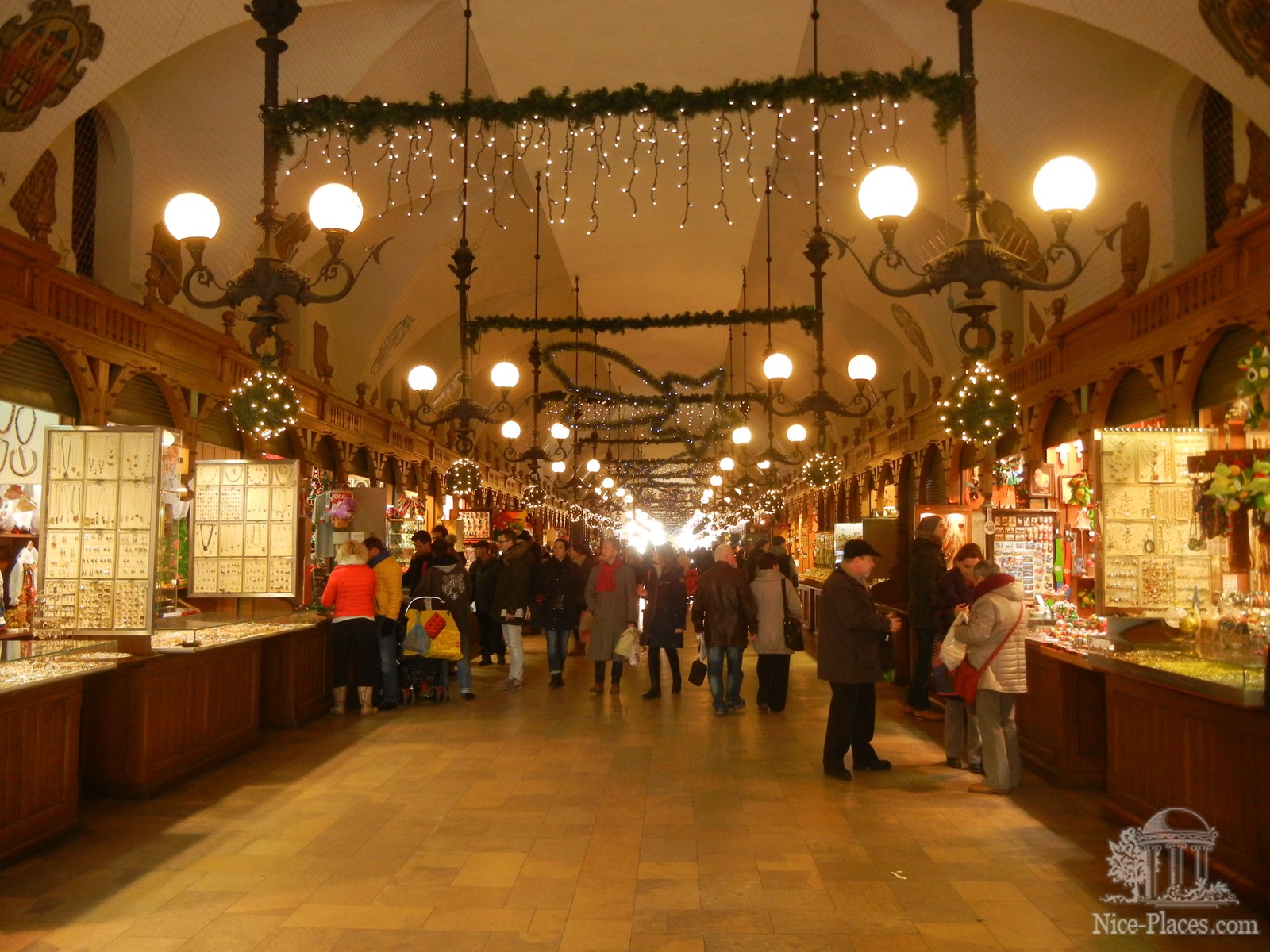 Фото достопримечательностей Польши: Пассаж с сувенирными лавками в здании суконных рядов
