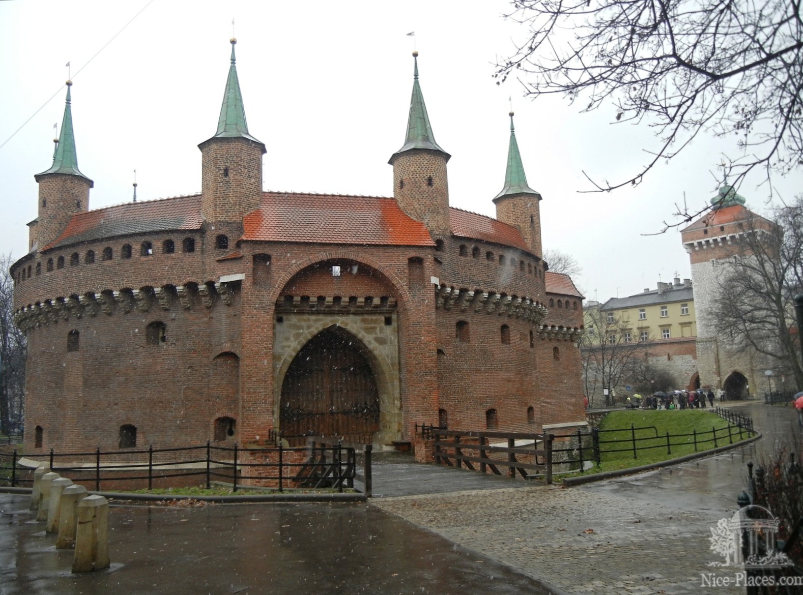 Фото достопримечательностей Польши: Цитадель Барбикан в центре Кракова