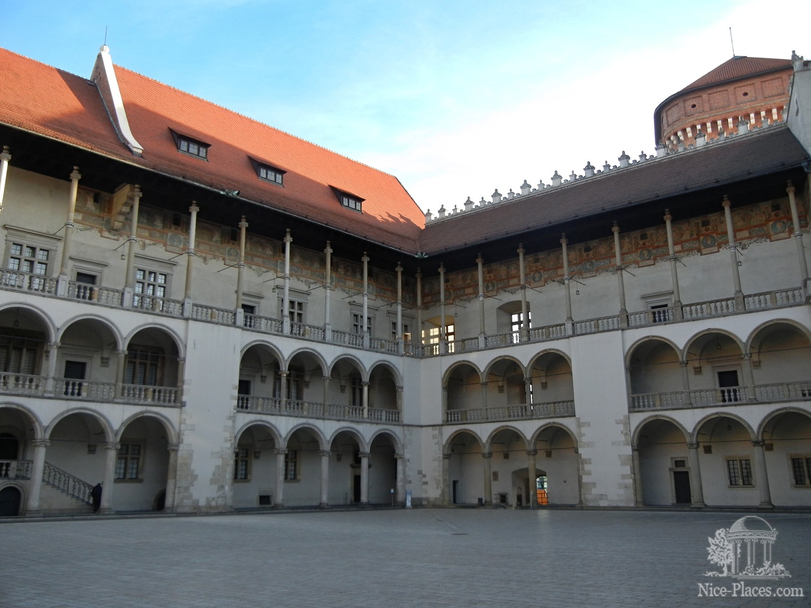 Фото достопримечательностей Польши: Внутренний двор с галереями в Вавельском королевском замке