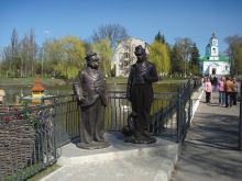Статуи - герои гоголевских повестей у "Миргородской лужи" (Полтава и область)