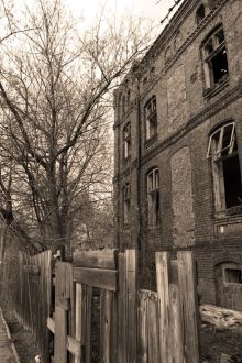 Таких заброшенных построек в Варшавской Праге все меньше. Польские власти серьезно взялись за восстановление исторического центра столицы (Польша)