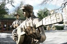 Скульптуры музыкантов. В память о самобытном фольклоре, расцветавшем в давние времена в Варшавской Праге (Польша)